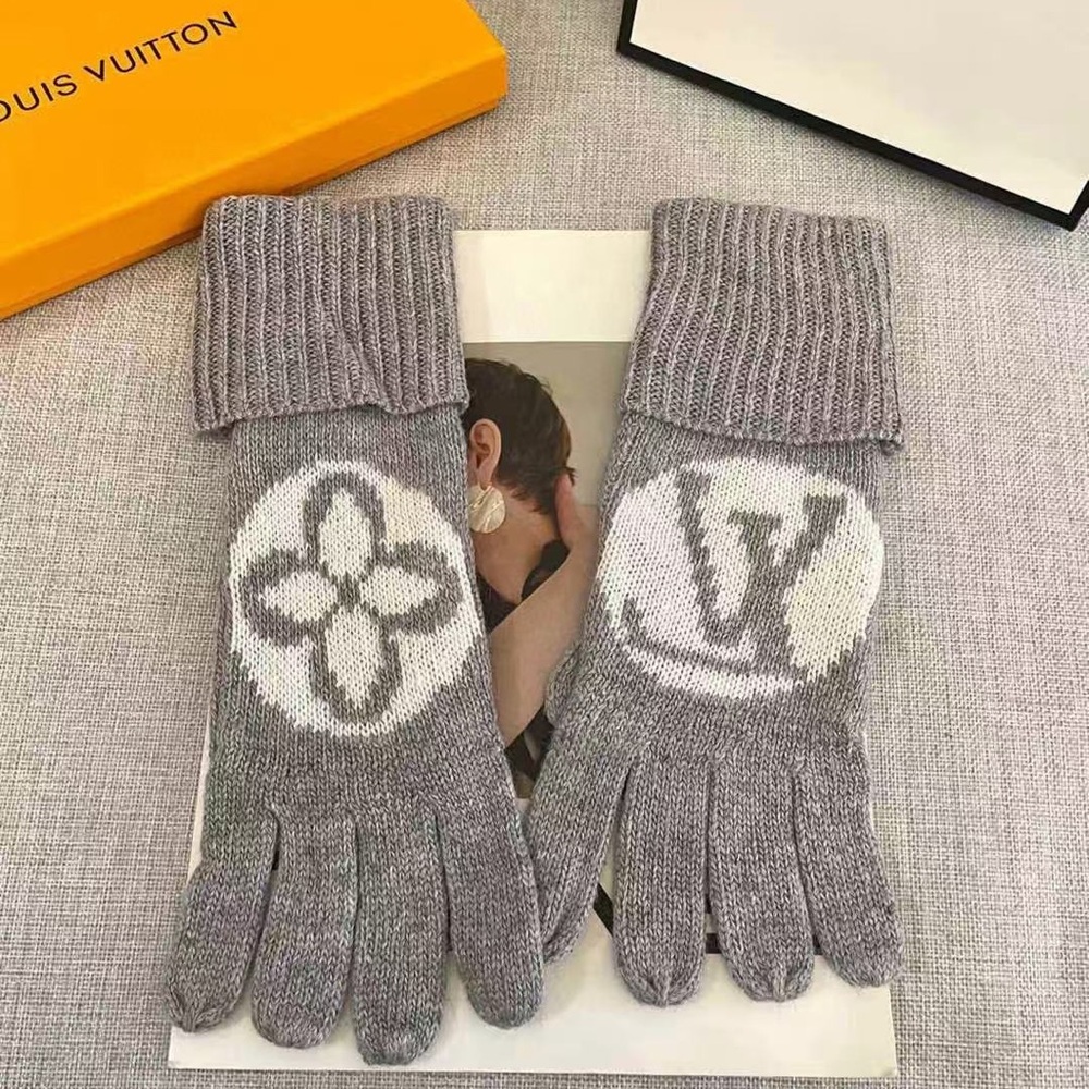 Louis Vuitton Gray and White Knit Gloves